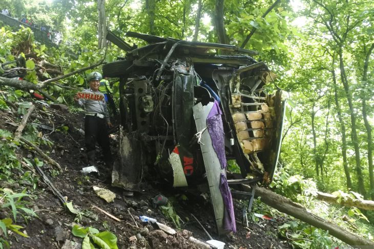 Kecelakaan bus terjun ke jurang