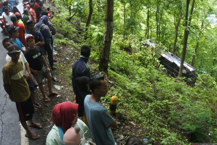 Kecelakaan bus terjun ke jurang