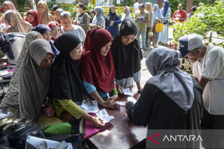Penyaluran bantuan pangan di Tangerang
