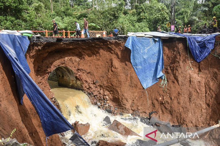 Jalan Nasional Ciamis - Cirebon kembali amblas