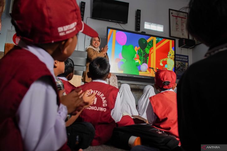 Siswa terdampak erupsi Gunung Semeru kembali sekolah