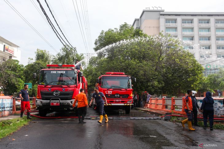 Penanganan genangan air akibat hujan di Surabaya