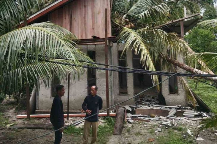 Dua rumah pulau terluar di Simeulue rusak akibat angin kencang
