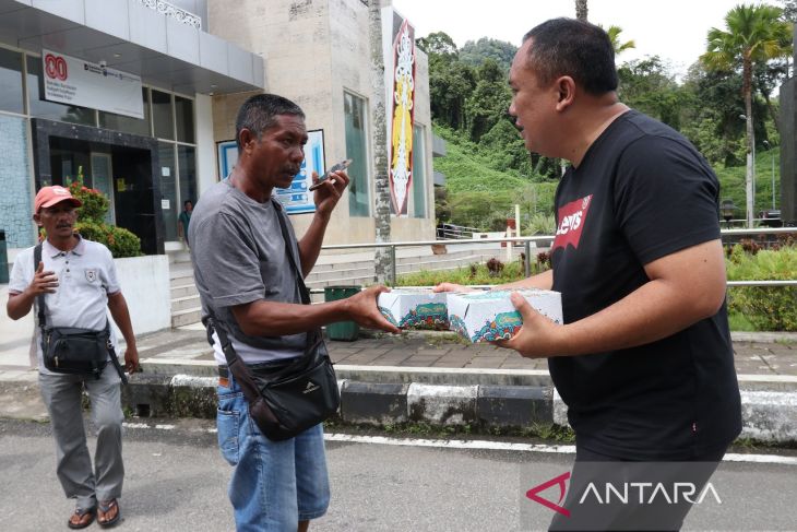 Kantor Imigrasi Entikong Gelar Jumat Berkah di PLBN Entikong