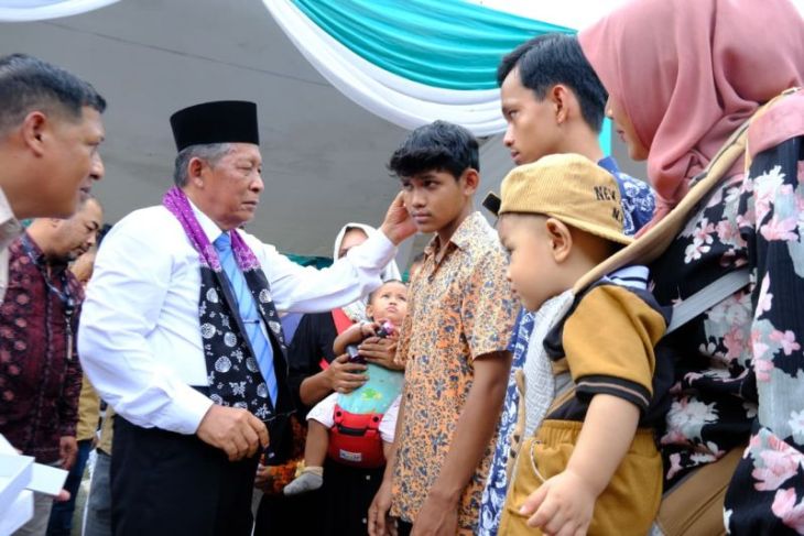 Wagub Jambi serahkan 503 paket beasiswa pendidikan pelajar di pesisir