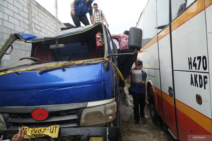 Pengambilan sampel solar diduga ilegal