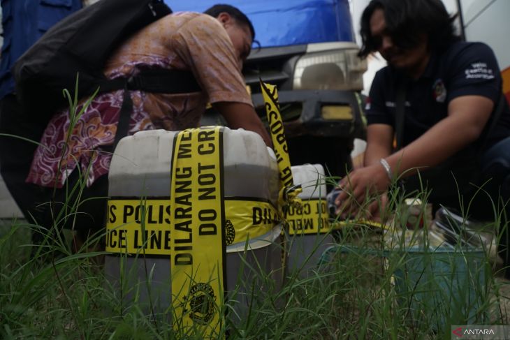 Pengambilan sampel solar diduga ilegal