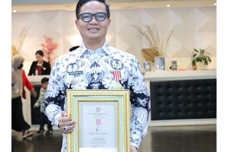 Bupati Tana Tidung Terima Anugerah Dwija Praja Nugraha dari PGRI