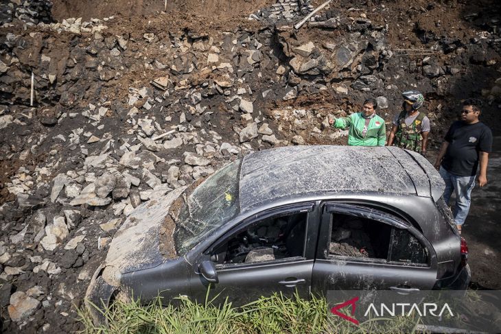 Longsor dinding penahan tanah di Bandung Barat
