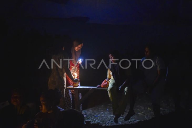 Korban banjir bandang bertahan di tenda darurat