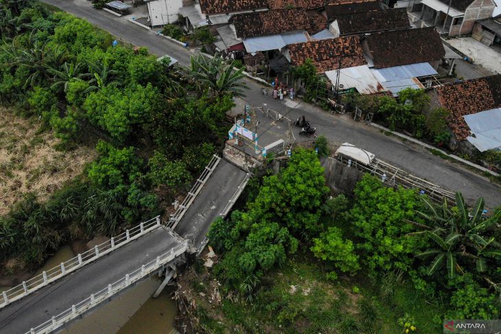 Jembatan Kedungdowo di Nganjuk ambruk