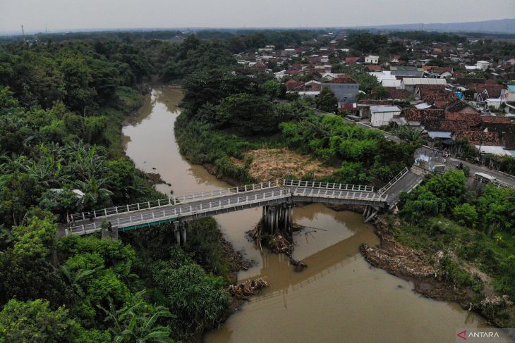Jembatan Kedungdowo di Nganjuk ambruk