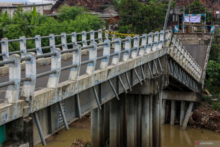 Jembatan Kedungdowo di Nganjuk ambruk