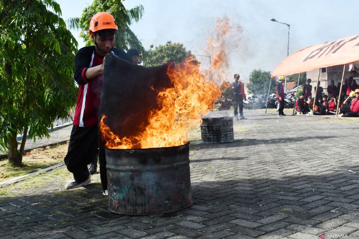 Latihan mitigasi bencana mahasiswa di Madiun