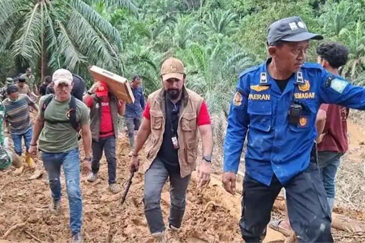Tim Pemkab Aceh Timur terobos wilayah terisolasi salurkan bantuan banjir