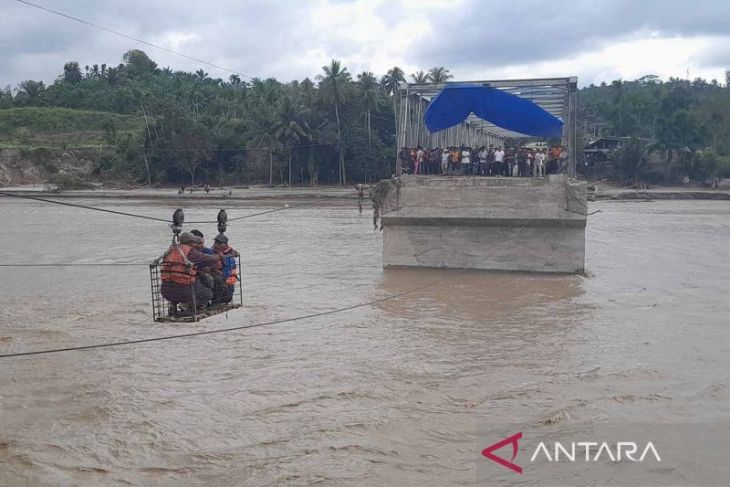 Update Banjir Aceh, Warga nyebrang gunakan gondola darurat di Teupin Mane