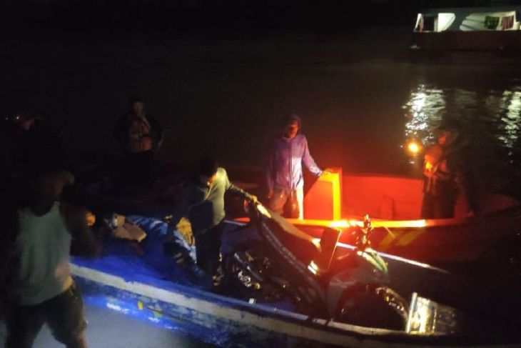 SAR gabungan evakuasi perahu mati mesin bawa tenaga kesehatan di Sungai Digoel