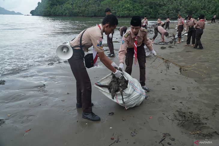 Aksi bersih pantai di Trenggalek