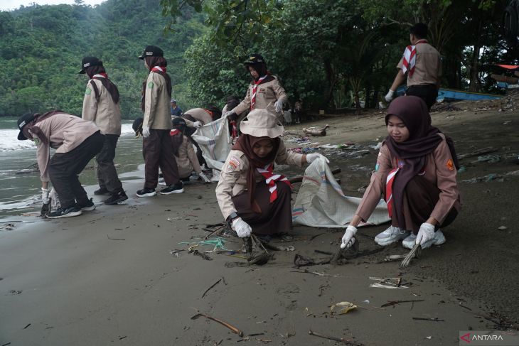 Aksi bersih pantai di Trenggalek
