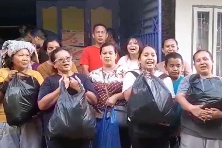 Polda Sumut salurkan paket makanan di desa terdampak di Tapanuli Utara