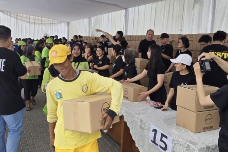 Sebanyak 2.000 paket sembako dibagikan ke PJLP di Jakbar