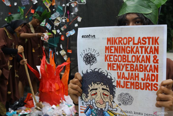 Aksi serukan bahaya membakar sampah plastik