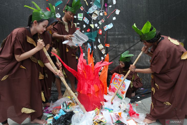 Aksi serukan bahaya membakar sampah plastik