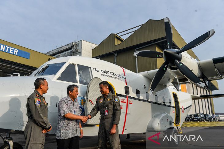 Serah terima pesawat NC212i dari PTDI ke TNI AU