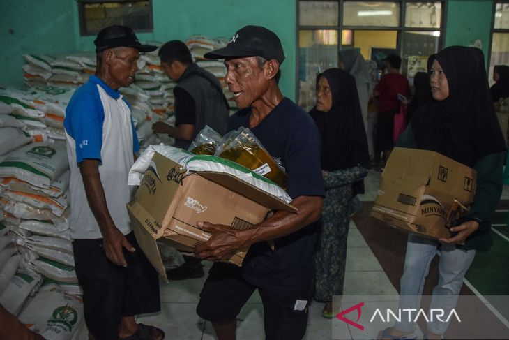 Penyaluran bantuan pangan di Ciamis