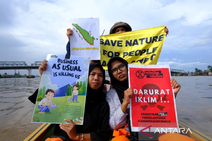 Aksi relawan peduli lingkungan di Pontianak