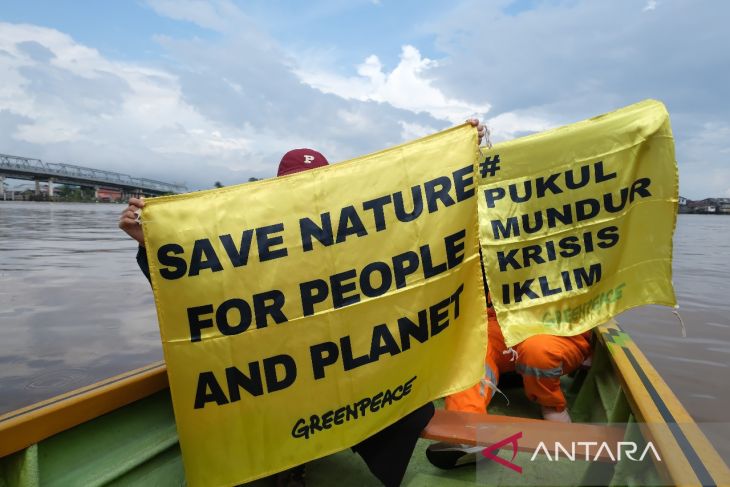 Aksi relawan peduli lingkungan di Pontianak