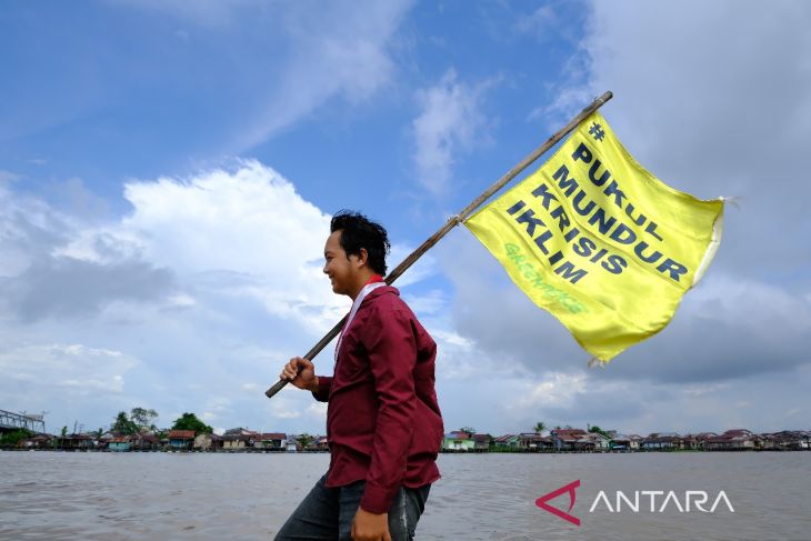 Aksi relawan peduli lingkungan di Pontianak