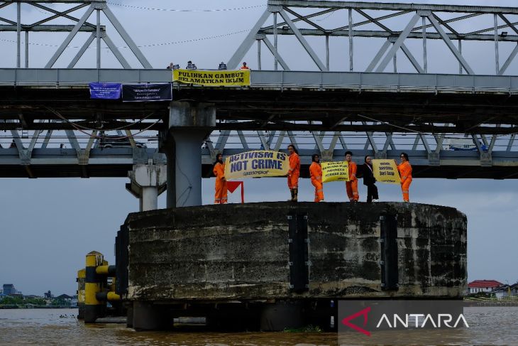 Aksi relawan peduli lingkungan di Pontianak