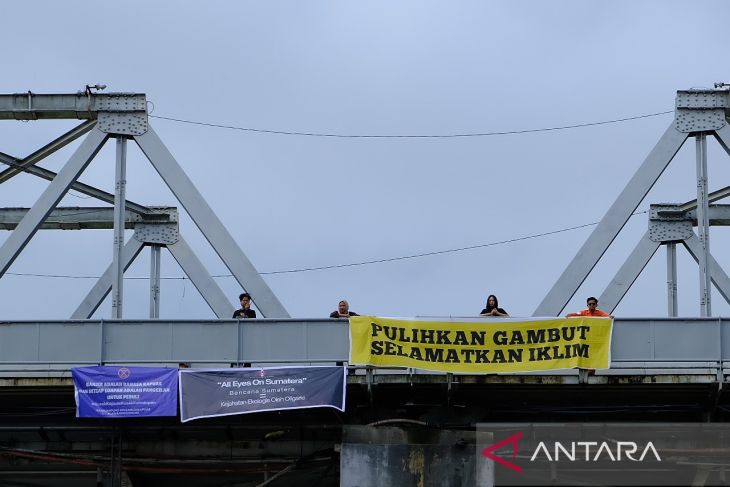 Aksi relawan peduli lingkungan di Pontianak