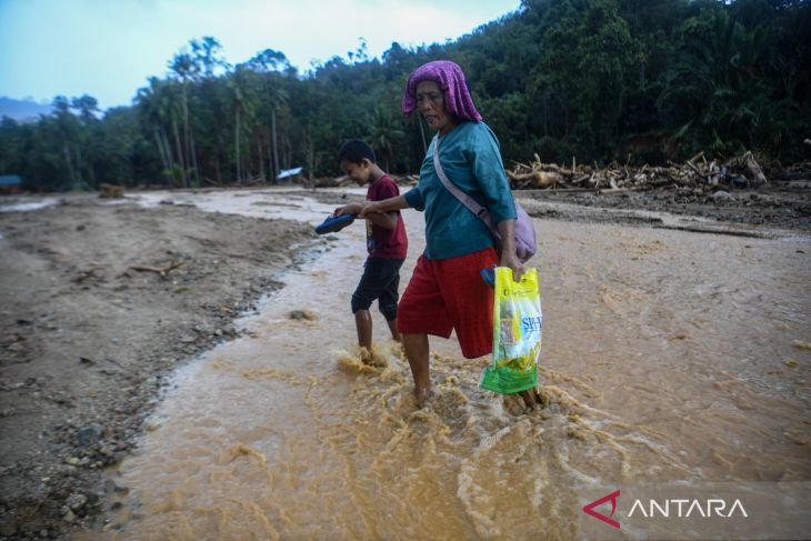 Warga tiga desa di perbukitan Tapanuli Tengah masih terisolir, sulit akses bantuan
