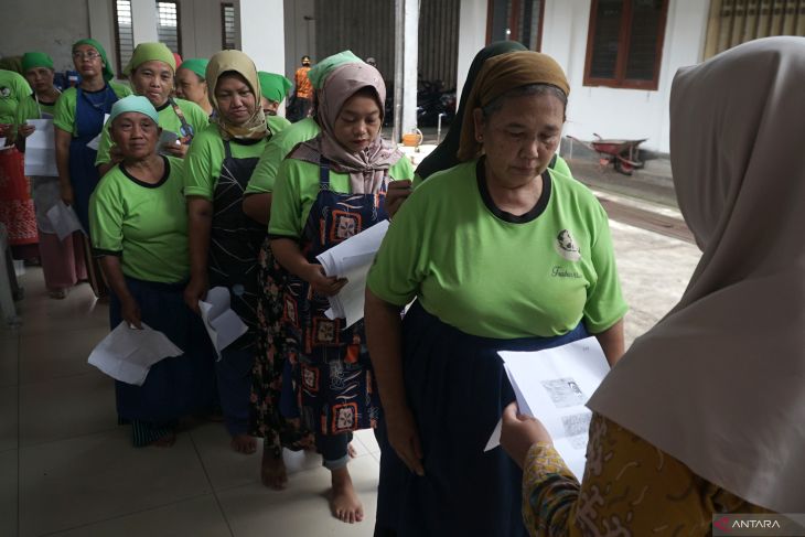 Penyaluran BLT DHBCHT di Tulungagung