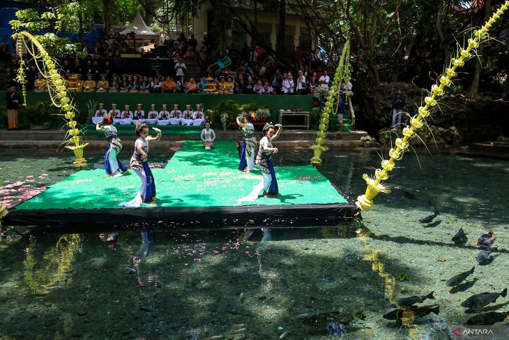 Prosesi ritual Siraman Waranggono di Tuban