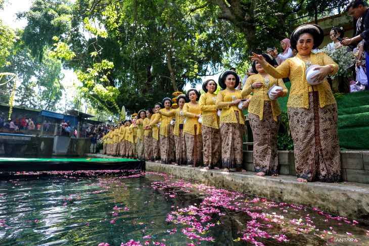 Prosesi ritual Siraman Waranggono di Tuban