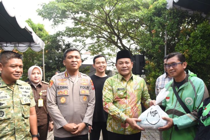 Forkopimda dan MSP bagikan 1.000 paket sembako bagi masyarakat Sidoarjo