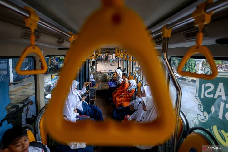 Layanan angkutan sekolah gratis di Tuban