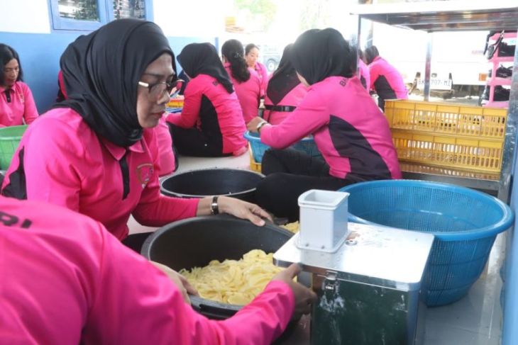 Ribuan kotak makanan dari Polres Simalungun untuk korban bencana alam di Sumut