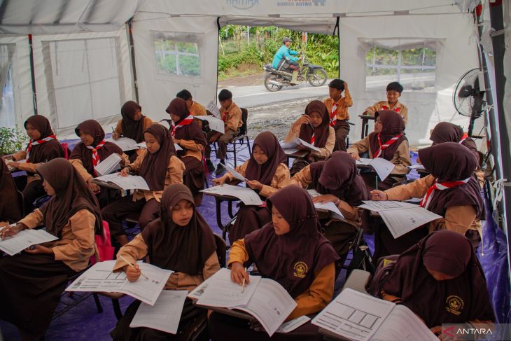 Sekolah darurat bencana erupsi Gunung Semeru