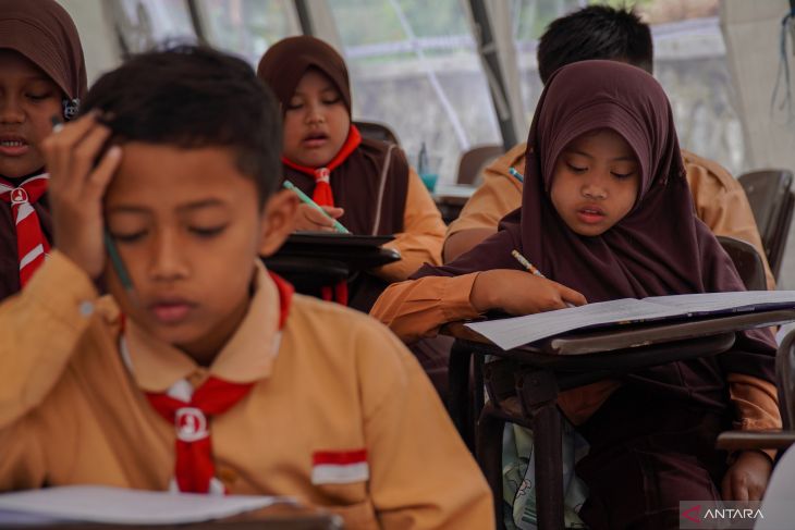Sekolah darurat bencana erupsi Gunung Semeru