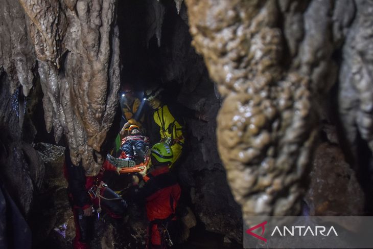 Simulasi Cave Rescue di Gua Walet Tasikmalaya