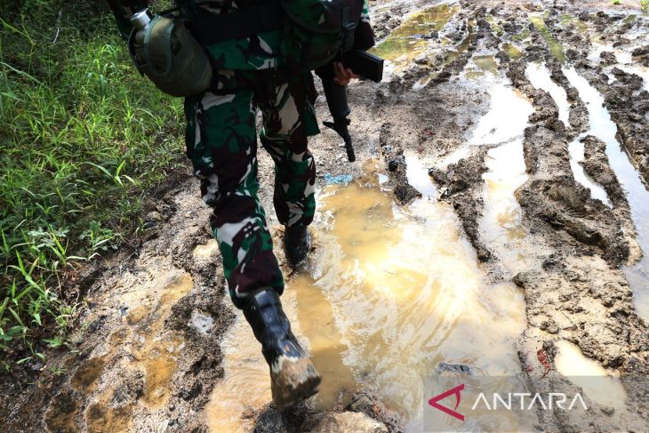 Satgas Pamtas Kostrad patroli Perbatasan Entikong