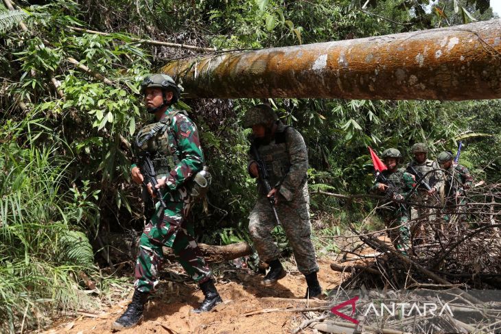 Satgas Pamtas Kostrad patroli Perbatasan Entikong