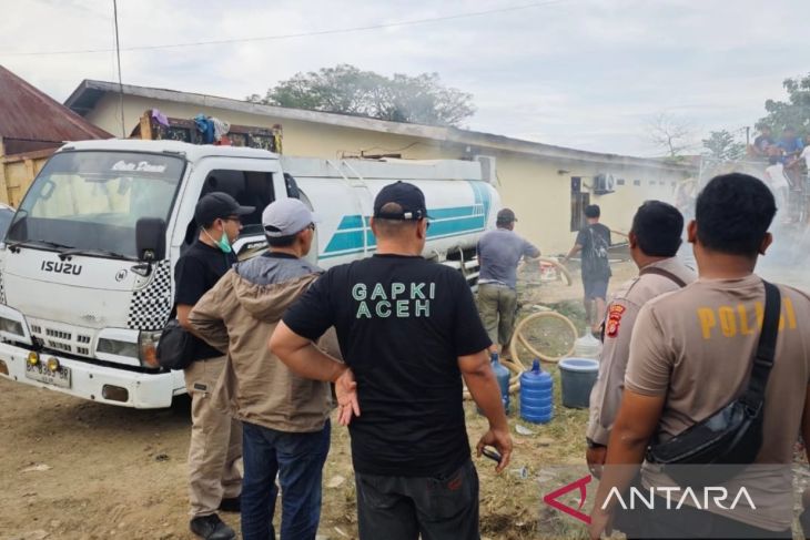 GAPKI salurkan air bersih dan pangan untuk korban banjir Aceh Tamiang