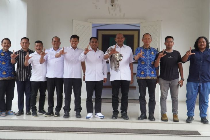 Bupati Langkat terima bansos dari Bupati Sergei untuk warga terdampak banjir