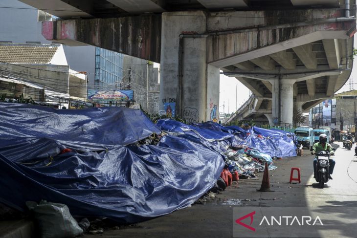 Pemkot Tangerang Selatan tutup tumpukan sampah dengan terpal