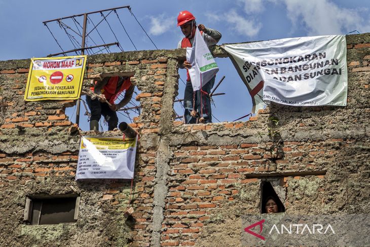 Pembongkaran bangunan liar di Cimahi